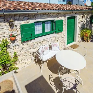 https://apartment-old-cottage.hotelinzadar.com